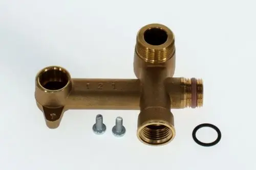 Brauner Kunststoffverteiler mit mehreren Anschlüssen, zwei Schrauben, einer Dichtungsring und der Prägung "121" an der Seite. Bosch-Produkt.